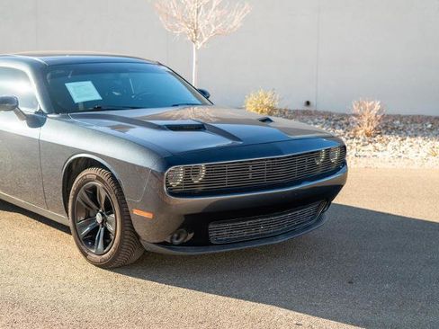 Used 2018 Dodge Challenger SXT image 2
