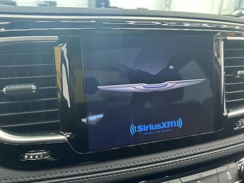 Used 2018 Chrysler Pacifica Limited w/ Tire & Wheel Group image 16