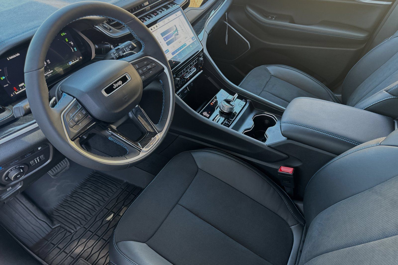 New 2023 Jeep Grand Cherokee Trailhawk w/ Advanced Protech Group II AWD/4WD image 9