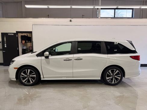 Used 2023 Honda Odyssey Touring image 2