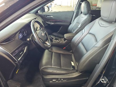 Used 2023 Cadillac XT4 Luxury w/ Cold Weather Package AWD/4WD image 8