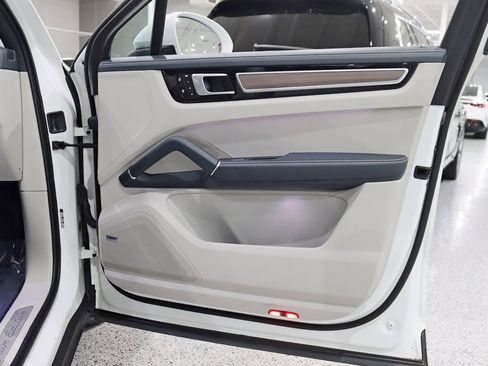 Used 2023 Porsche Cayenne Platinum Edition image 35