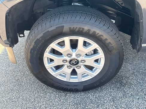 Used 2025 Toyota Tacoma SR5 AWD/4WD image 41