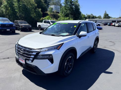 Used 2025 Nissan Rogue SV AWD/4WD image 2