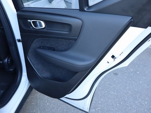 Used 2025 Volvo XC40 B5 Core image 33