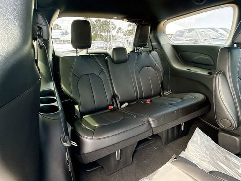 New 2026 Chrysler Pacifica Select image 30