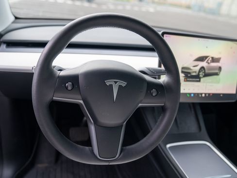 Used 2023 Tesla Model Y Long Range AWD/4WD image 12