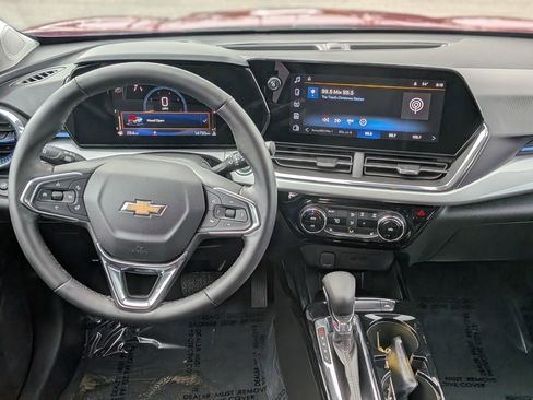 Certified 2025 Chevrolet Trax LT w/ LT Convenience Package image 18