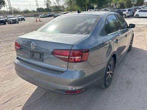 Used 2017 Volkswagen Jetta SE image 4