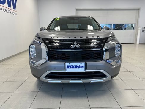 Used 2022 Mitsubishi Outlander SE image 3