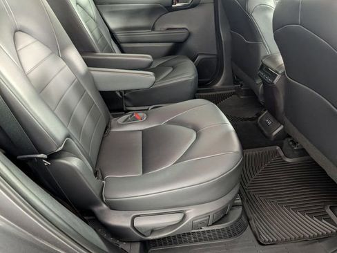 Used 2023 Toyota Highlander XLE image 32