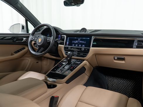 Certified 2022 Porsche Macan AWD/4WD image 17