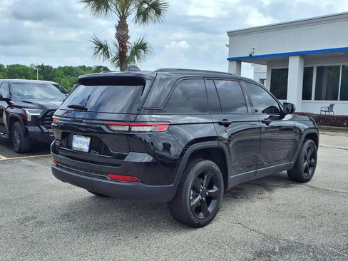 Used 2025 Jeep Grand Cherokee Altitude image 2