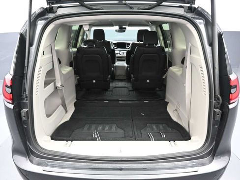 Used 2023 Chrysler Pacifica Touring-L FWD image 27