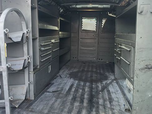 Used 2010 Chevrolet Express 2500 Van 3D image 3