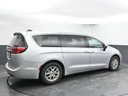 Used 2024 Chrysler Pacifica Touring-L FWD image 11