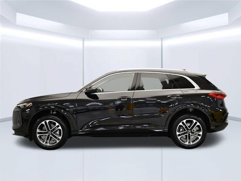 Used 2025 Audi Q5 Premium w/ Convenience Package AWD/4WD image 2