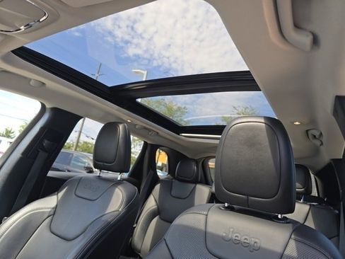 Used 2022 Jeep Cherokee Limited image 5