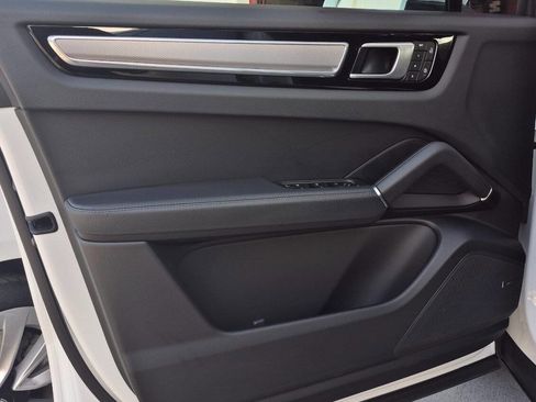 Used 2022 Porsche Cayenne Platinum Edition image 38