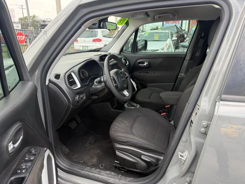 Used 2019 Jeep Renegade Latitude FWD image 8