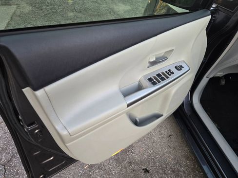 Used 2013 Toyota Prius V Five image 8