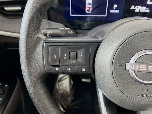 Used 2025 Nissan Kicks SV AWD/4WD image 30