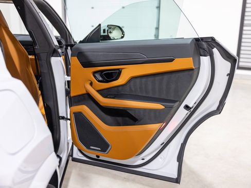 Used 2025 Lamborghini Urus SE image 28