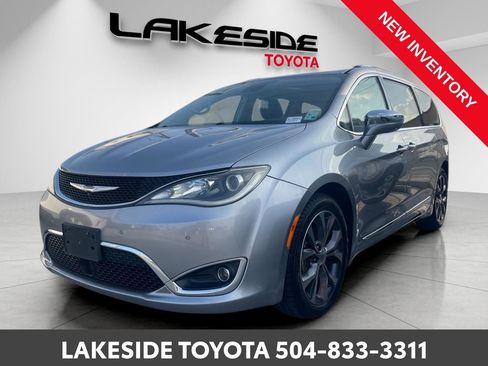 Used 2018 Chrysler Pacifica Limited w/ Tire & Wheel Group image 3