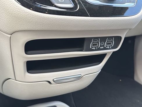 Used 2024 Chrysler Pacifica Limited FWD image 23