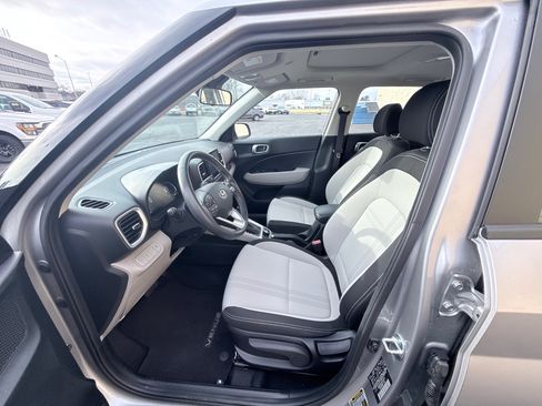 Used 2024 Hyundai Venue SEL image 10