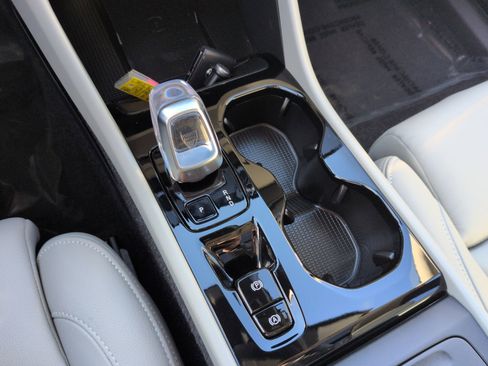 New 2025 Volvo XC40 B5 Ultra w/ Climate Package image 22