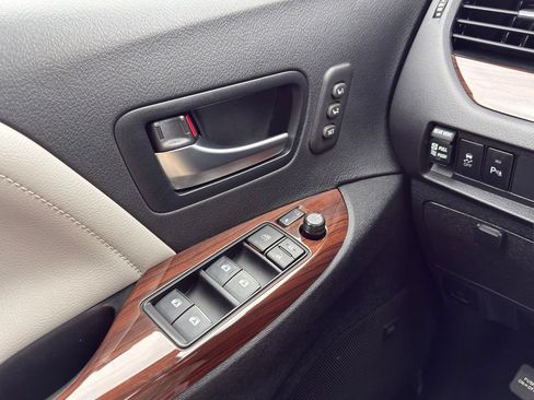 Used 2020 Toyota Sienna Limited FWD image 20