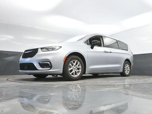 Used 2024 Chrysler Pacifica Touring-L FWD image 50