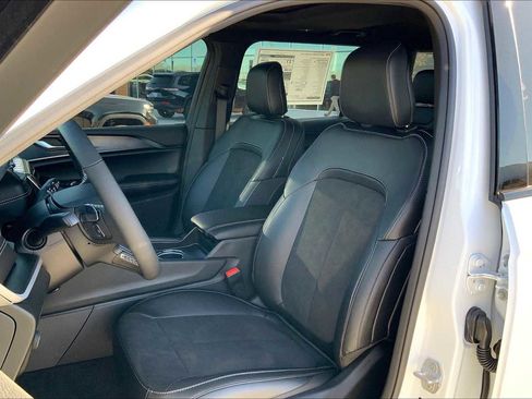 New 2025 Jeep Grand Cherokee L Laredo image 9