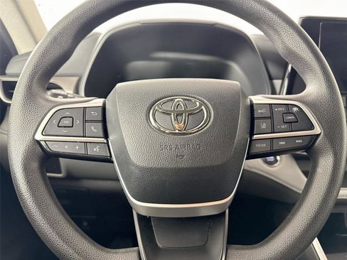 Certified 2023 Toyota Highlander L image 16