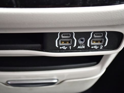 Used 2024 Chrysler Pacifica Touring-L FWD image 31