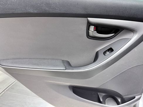 Used 2016 Hyundai Elantra SE image 17