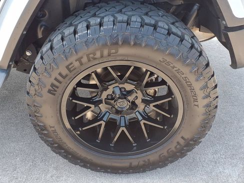 Used 2018 Jeep Wrangler Unlimited Sahara w/ Cold Weather Group AWD/4WD image 10