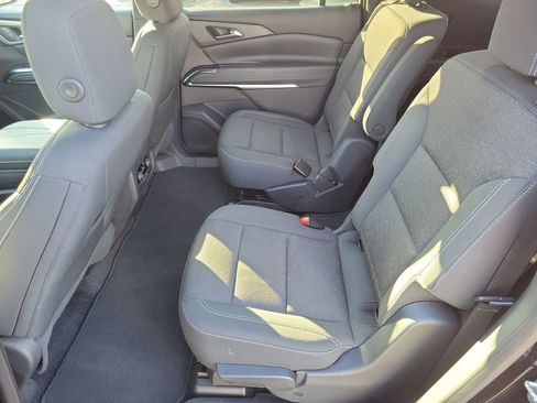 Used 2025 Chevrolet Traverse LT image 10