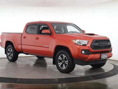 Used 2017 Toyota Tacoma SR5 AWD/4WD image 2
