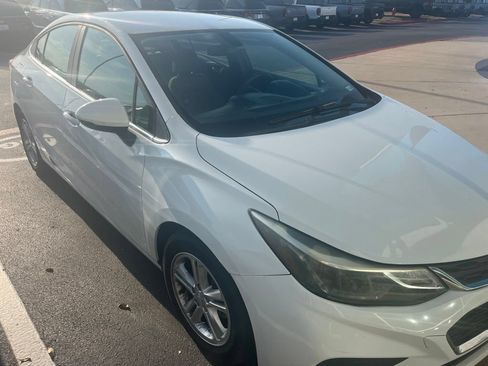 Used 2017 Chevrolet Cruze LT w/ Convenience Package FWD image 3