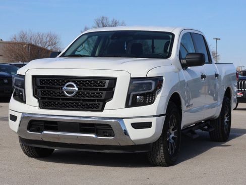 Used 2024 Nissan Titan SV image 6