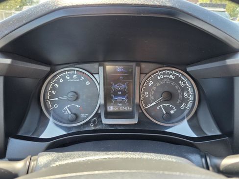 Used 2019 Toyota Tacoma TRD Off-Road w/ Technology Package AWD/4WD image 11