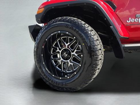 Used 2023 Jeep Gladiator Overland w/ Trailer Tow Package AWD/4WD image 40