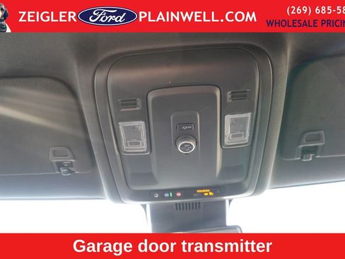 Used 2025 Chevrolet Suburban Z71 image 34
