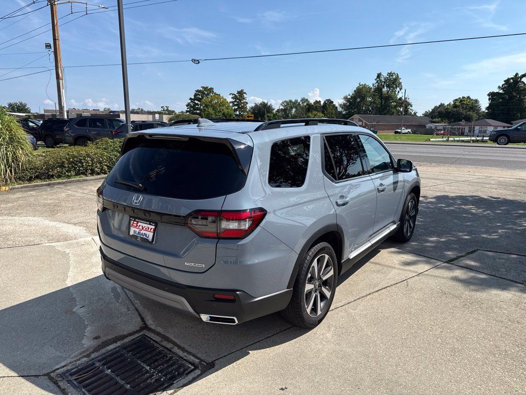 Used 2025 Honda Pilot Touring image 7