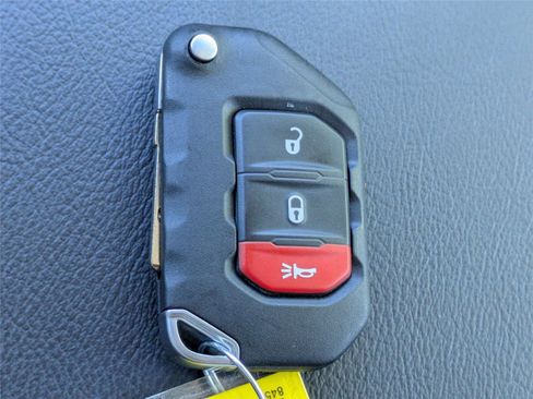 Used 2025 Jeep Wrangler Sahara image 31