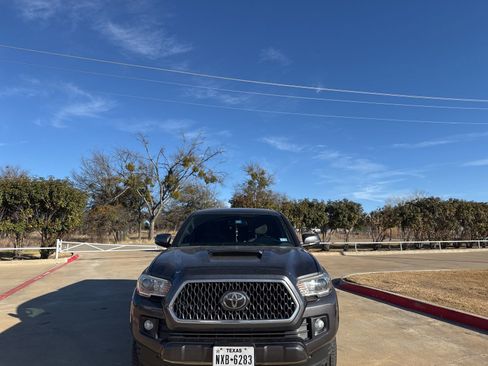 Used 2019 Toyota Tacoma TRD Sport image 8