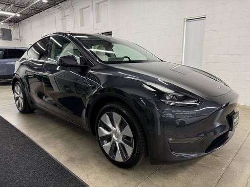 Used 2024 Tesla Model Y Long Range AWD/4WD image 3