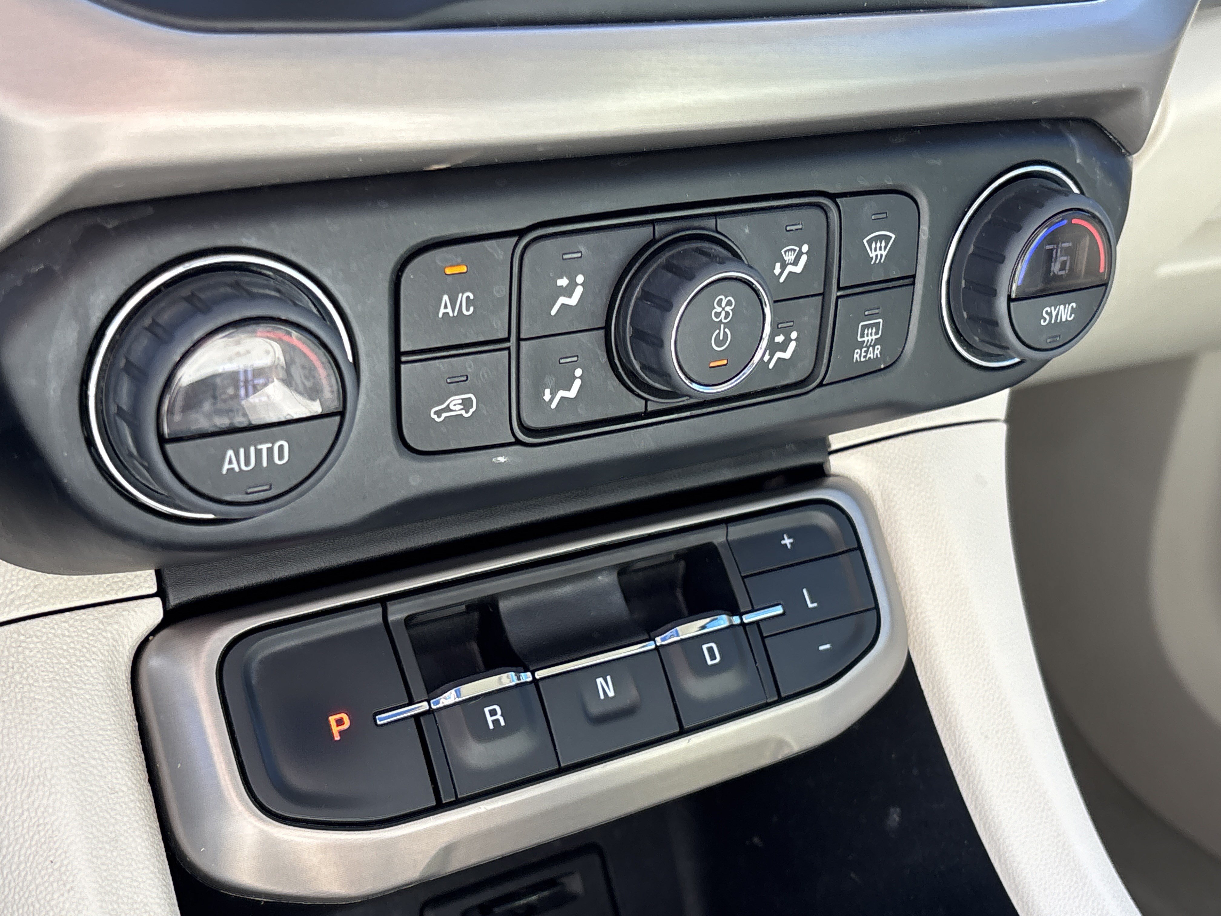 Used 2022 GMC Acadia Denali w/ Denali Ultimate Package FWD image 28
